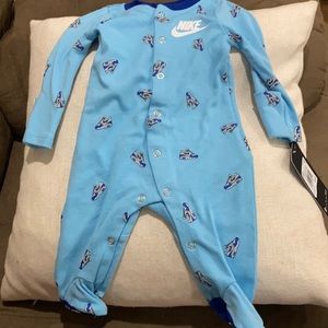 Nike footed onesie w/ fold over mittens. 0-3M NWT